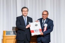 写真1．山下学長よりアデルバイ駐日大使へ柔道着を贈呈