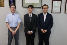 写真10　左から山蔭交際交流部長、山本さん、山下学長