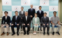 写真9．田嶋先生、土肥先生を囲み関係者で記念撮影