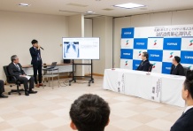 写真2．小山講師によるプレゼンテーション