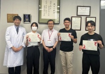写真4．左から、佐藤准教授（細胞生理学講座）、駒林さん、 山下学長、井上さん、小島さん