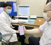 内科外来での患者説明のデモンストレーションの様子 （釧路新聞社提供）