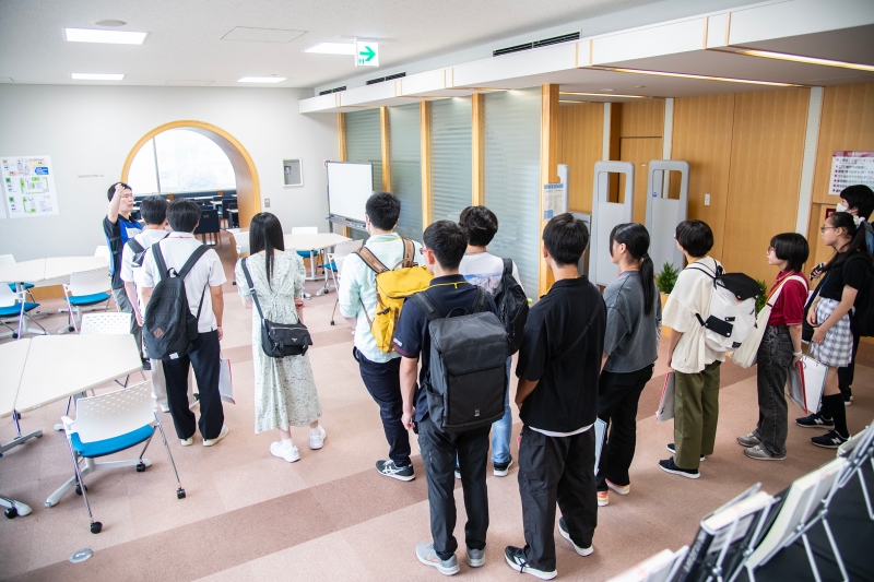 学内見学の様子（図書館）