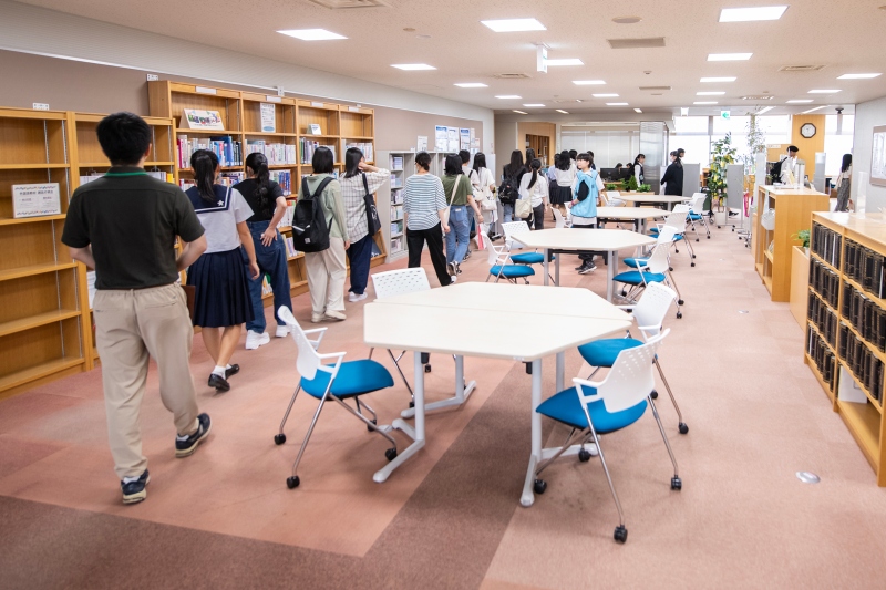 学内見学の様子（図書館）