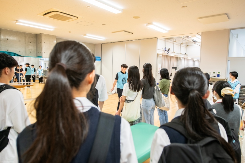 学内見学の様子（リハビリテーション実習棟）