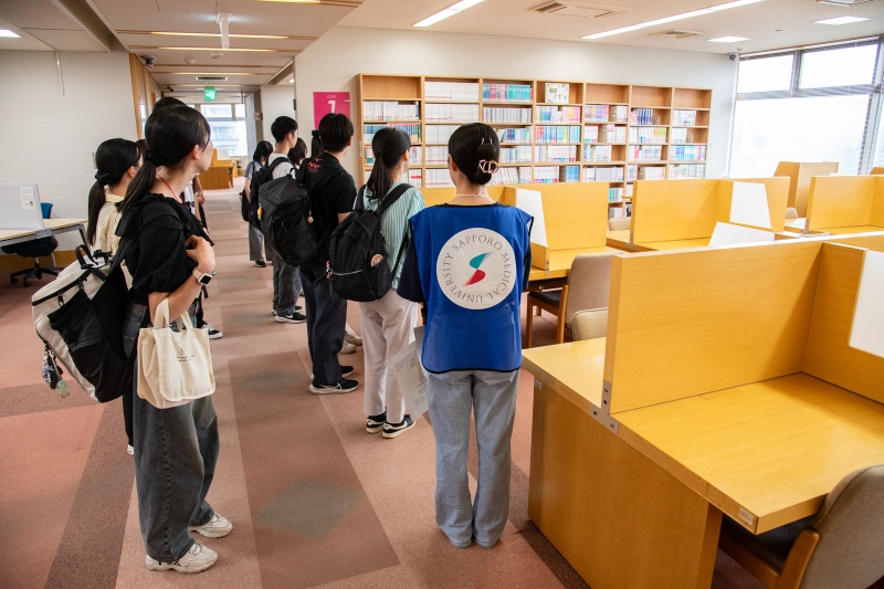 学内見学の様子（図書館）