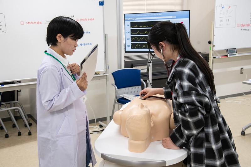 医学部実習体験の様子（心音聴診・脈診）