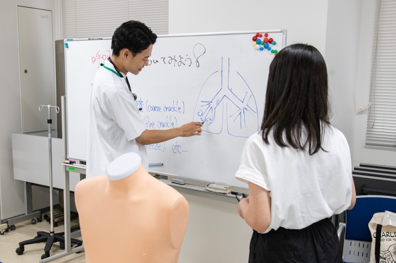 医学部実習体験の様子（呼吸音聴診）
