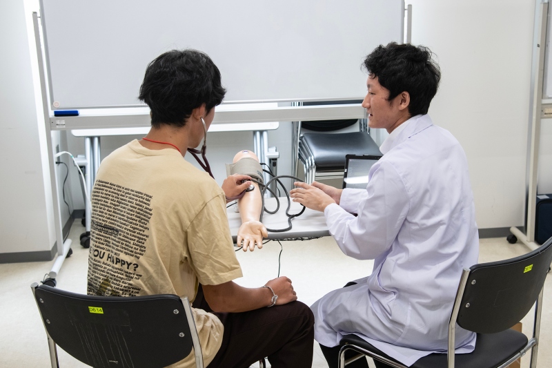 医学部実習体験の様子（血圧測定）