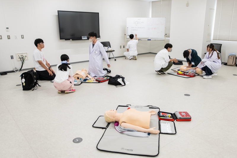 医学部実習体験の様子（救急蘇生）