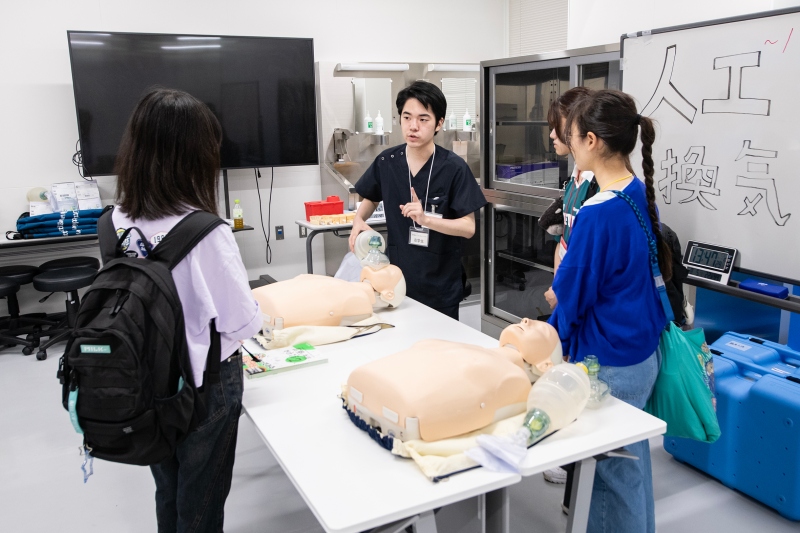 医学部実習体験の様子（人工換気）