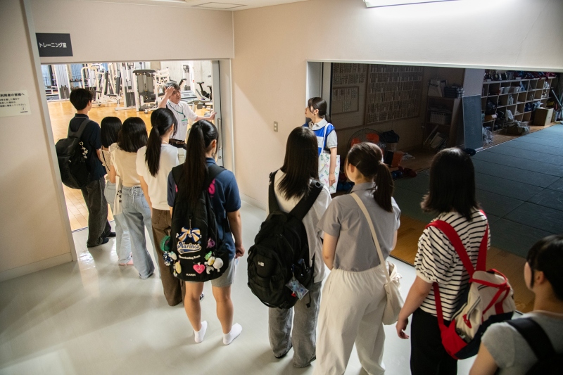 学内見学の様子（リハビリテーション実習棟）