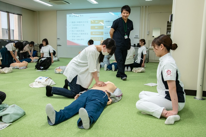 力を合わせて命をつなげ！救急看護体験・心臓マッサージ（看護学科）