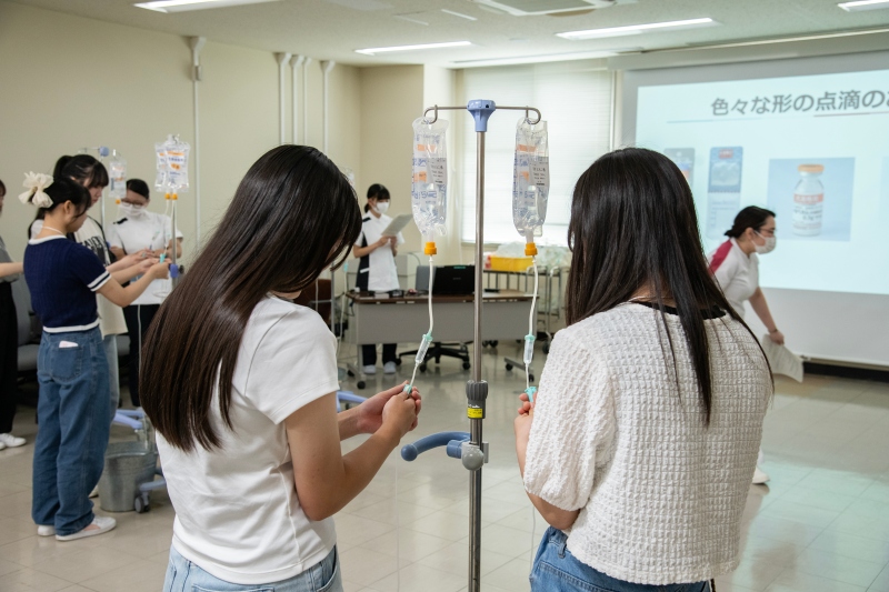 やってみよう！点滴のしくみと滴下調整（看護学科）