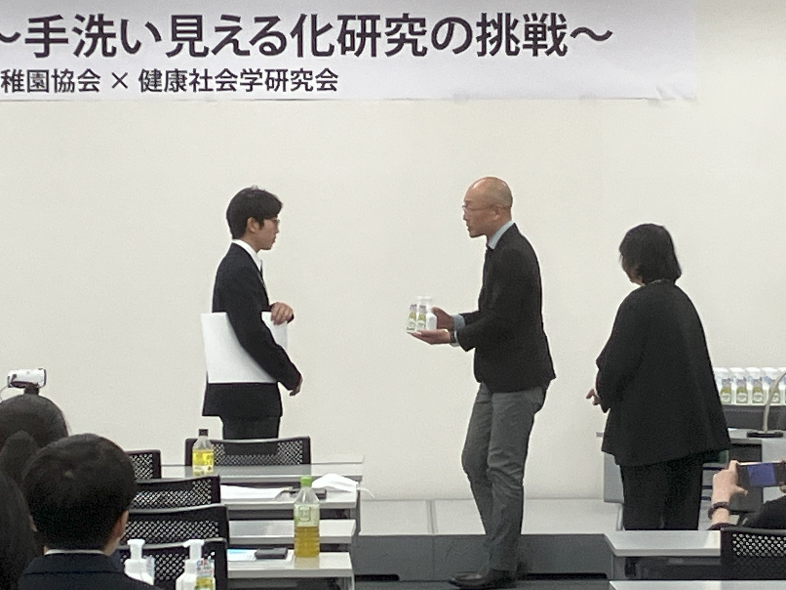 健康社会学研究会・会長　森川　洋先生より東京サラヤさまからの副賞授与