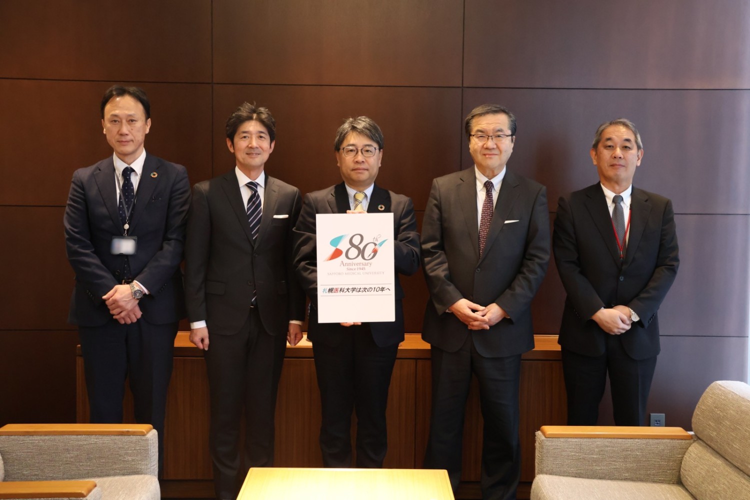 左から、北洋銀行 竹内札幌西支店長、寺本教授、北洋銀行 津山頭取、山下理事長・学長、石田理事