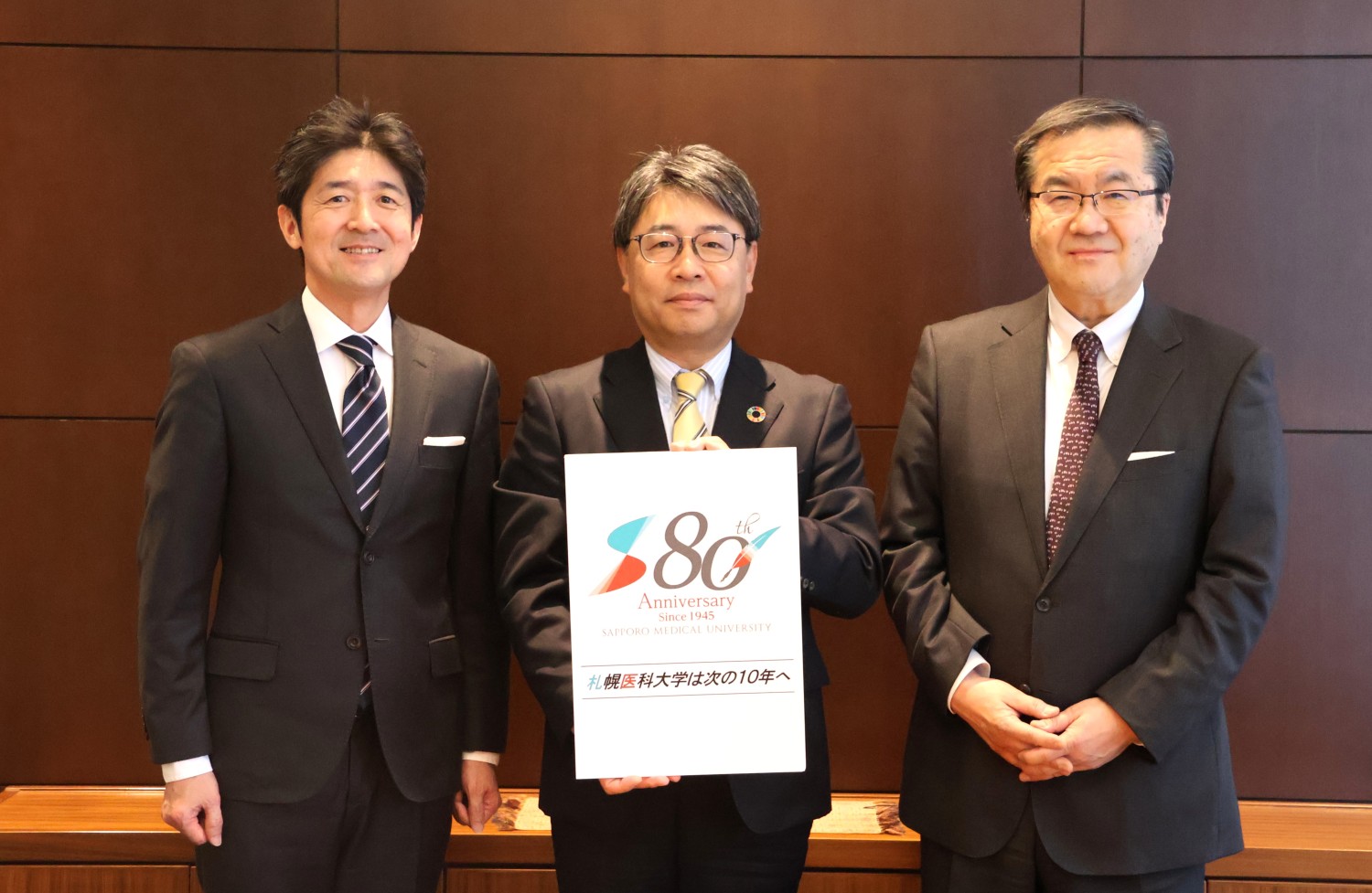 左から、寺本教授、北洋銀行 津山頭取、山下理事長・学長