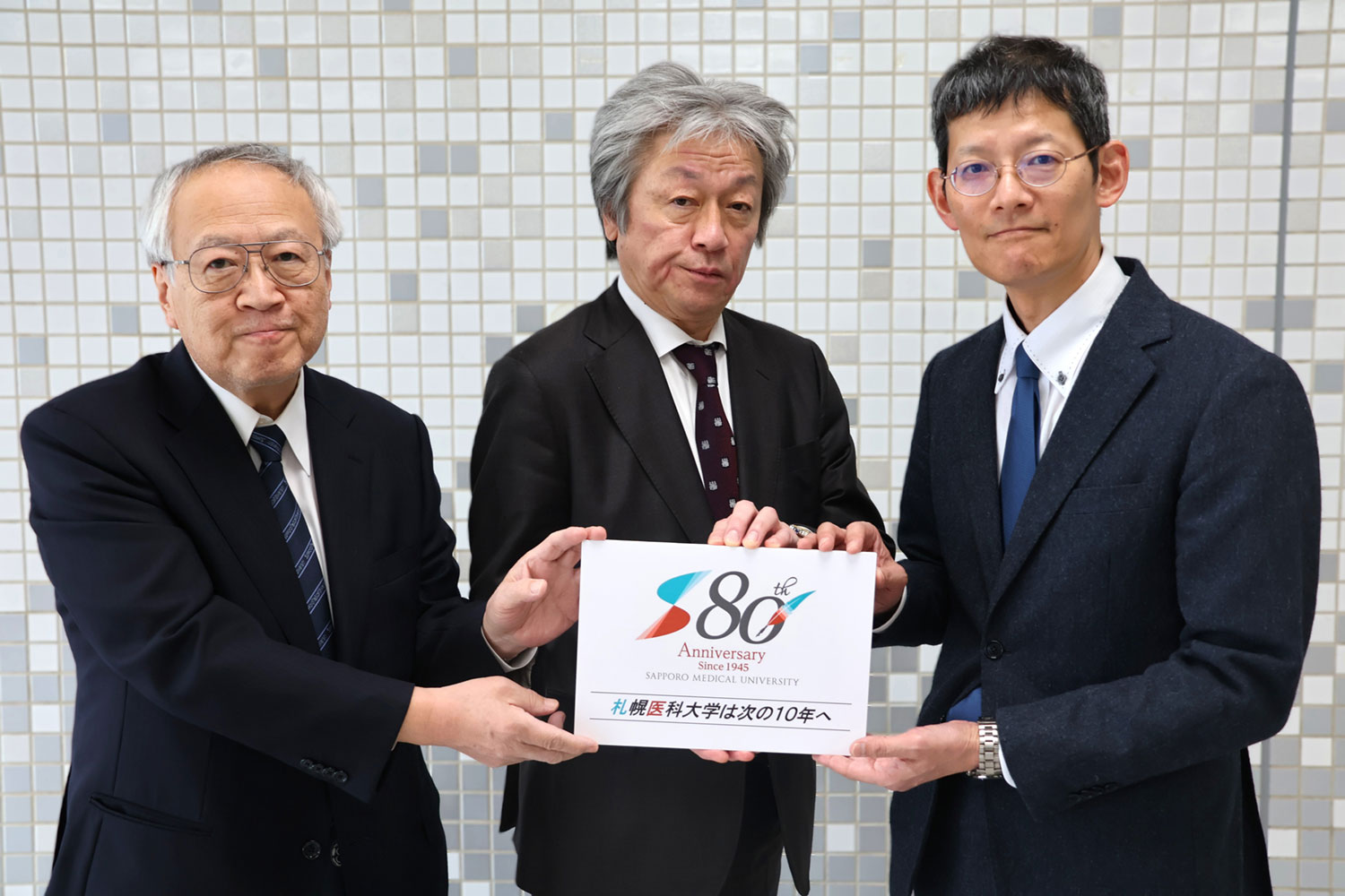 (左から) 医学部同窓会 西里会長、後援会 秦会長、保健医療学部同窓会 越後会長