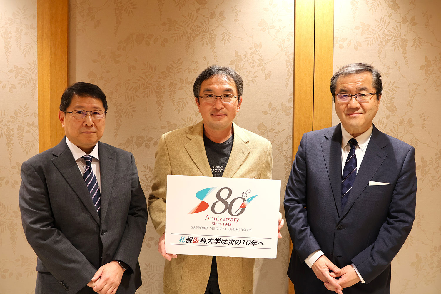 連携協定企業）十勝毎日新聞社　代表取締役社長　林　浩史　様を囲んで（左から片寄保健医療学部長、林社長、山下理事長）
