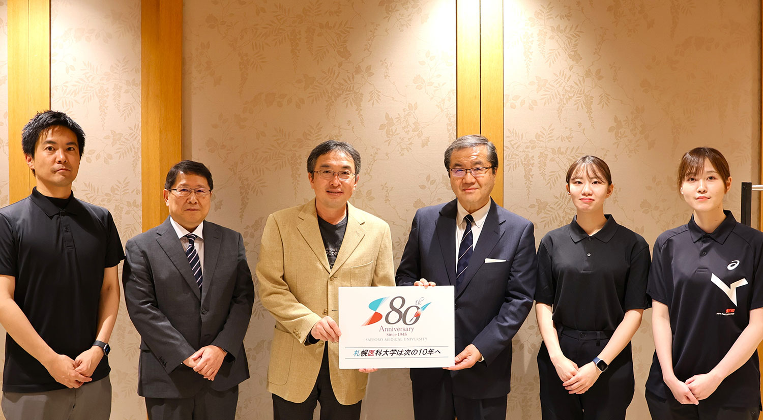 札幌医科大学･十勝毎日新聞社包括連携協定事業「人生100年時代を健やかに」左から理学療法学科 戸田講師、片寄保健医療学部長、十勝毎日新聞 林社長、山下理事長、帯広整形外科 理学療法士 佐々木 様、帯広協会病院 理学療法士 佐藤 様