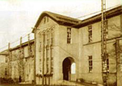 古い校舎の外観写真